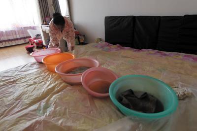 乌什楼上漏水，住户失联，小区没物管，业主维权难！律师来支招……